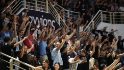 Εκατοντάδες φίλοι του ΠΑΟΚ δημιουργούν τρομερή ατμόσφαιρα στην «PAOK Sports Arena» και περιμένουν τον Τσέντι Όσμαν