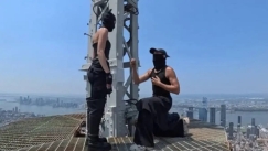 Πήγε να της κάνει πρόταση γάμου... στο Empire State Building και κατέληξε με χειροπέδες