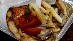 «Μόνο 4 ευρώ το πιτόγυρο;»: Φινλανδός τουρίστας ενθουσιάστηκε με τις τιμές της Ελλάδας - To Χ τον «διέλυσε»