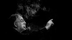 Τα χρώματα, οι γροθιές, οι καπνοί του Θάνου Μικρούτσικου