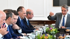 Ο απίθανος ανασχηματισμός, ο υπουργός που δεν θα πάει διακοπές και η επίθεση στη Δόμνα
