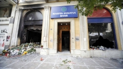 Υπόθεση Marfin: Στην Ελλάδα απόψε η 46χρονη κατηγορούμενη για τον εμπρησμό – Αύριο ενώπιον εισαγγελέα και ανακριτή