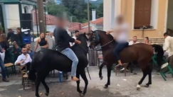 Σάλος σε πανηγύρι της Λέσβου: Έβαλαν άλογα να «χορεύουν» πάνω σε σπασμένα μπουκάλια (vid)