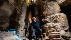 Έσκαβε επί 30 χρόνια την αυλή του και έφτιαξε μια υπόγεια λαβυρινθώδη σπηλιά: «Ήταν ιδέα της γυναίκας μου» (vid)