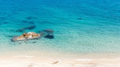 Το εξωτικό νησί στη Χαλκιδική που έχει ζεστά νερά όλον τον χρόνο (vid)