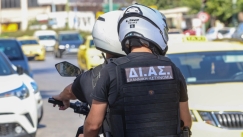 Άγιος Δημήτριος: Τρεις συλλήψεις για απάτη σε βάρος 88χρονου – Τον έπεισαν να πετάξει κοσμήματα από το μπαλκόνι