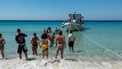 «Διαμαντάκια» και «ενέργειες»: To Λεξικό του Αθηνέζου που πάει διακοπές στις Κυκλάδες