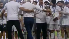 Ο Κόντης... τράβηξε τον Τζώρτζογλου για να σηκώσουν το Κύπελλο οι παίκτες!