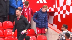 Ο Ίσακ χάρισε τη φανέλα του σε πιτσιρικά, τύπος την άρπαξε και τελικά την επέστρεψε αφού έγινε περίγελος!