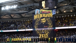 Ρίγη συγκίνησης στη Νέα Φιλαδέλφεια: ΑΕΚ και Athens Kallithea τίμησαν τον Μιχάλη, το πελώριο πανό της Original