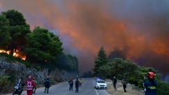 Δραματικό βίντεο: Τεράστιες φλόγες «καταπίνουν» το δάσος στο Πόρτο Γερμενό