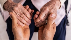 Όχι στα 50 και στα 60: Σε ποια ηλικία θεωρούμαστε τελικά «γέροι» – Τι αποκαλύπτουν Στάνφορντ και ΠΟΥ