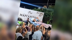 Γιαγιά δεν έχασε το πανηγύρι στις Μαργαρίτες: Τη μετέφεραν με την ξαπλώστρα για να γιορτάσει μαζί με όλους