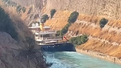 Γιοτ αξίας 50 εκατ. «φράκαρε» στον Ισθμό της Κορίνθου: Η στιγμή που χτυπά τα τοιχώματα (vid)