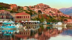 Το πιο όμορφο σοκάκι στον κόσμο βρίσκεται σε ένα ελληνικό χωριό φτιαγμένο από πέτρα και ξύλο