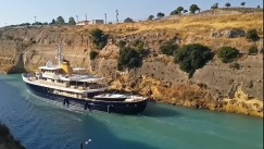 Η στιγμή που γιοτ 50 εκατ. ευρώ προσκρούει στα τοιχώματα της Διώρυγας Κορίνθου (vid)