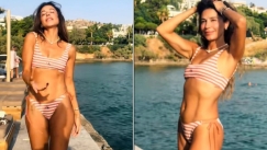 Η πασαρέλα της Κατερίνας Παπουτσάκη στη θάλασσα: Τραγουδά το «Καλοκαιρινά ραντεβού» και αποθεώνεται