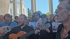 Συγκίνηση στο Α' Νεκροταφείο: Τραγούδησαν το «Καραϊσκάκης» στο τελευταίο αντίο του Νίκου Καλογερόπουλου (vid)