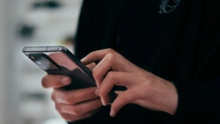 Τα smartphones αλλάζουν το σώμα μας, και ναι, δεν το καταλαβαίνουμε