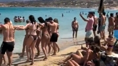 Κουφονήσια: Έστησαν μίνι πανηγύρι στην παραλία και χόρεψαν Ικαριώτικο - Το X τους «διέλυσε»