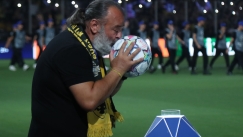 Ο Μάριος Ηλιόπουλος φίλησε την μπάλα του Champions League