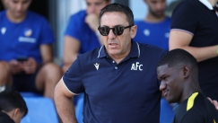 Η πατρική αγκαλιά του Νίκου Παπαδόπουλου στον Ζίνι στο φιλικό της ΑΕΚ με τη Σιντ Τρούιντεν