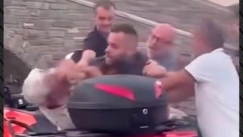 Άγριος καβγάς στην Πάρο για μια θέση πάρκινγκ: Τον έπιασε από τον λαιμό και εκείνος απάντησε με κράνος (vid)