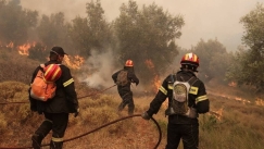 Πυροσβέστες μέσα στις φλόγες: Βίντεο από τη μάχη στα πύρινα μέτωπα