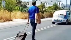 «Ρε κάνε άκρη ρε»: Αχάμπαρος πεζός στη Ρόδο περπατάει στη μέση του δρόμου και τρελαίνει τους οδηγούς (vid)