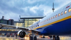«Καμπάνα» εκατομμυρίων κατά της Ryanair από τον επιβάτη που βρέθηκε μισός έξω από το αεροπλάνο