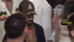Με εμφάνιση... κλαρινογαμπρού στη Μύκονο ο Σαλάχ: Αν και φορούσε καπέλο δεν πέρασε απαρατήρητος