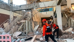 Φονικός σεισμός 7,7 Ρίχτερ στην Ινδονησία - Συγκλονιστικά βίντεο από τη στιγμή της δόνησης