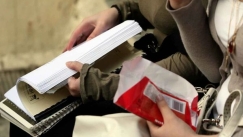 Δακρύσαμε: Πόσο κόστιζε μια σοκολάτα περιπτέρου το 1995