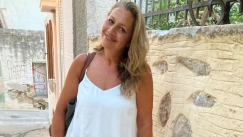BBC: Βρετανίδα δασκάλα τσιμπήθηκε από τσιμπούρι στην Σύρο: «Ήμουν σε κώμα για 42 μέρες»