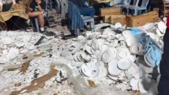 «Ηλία, ρίχ’το» σκηνικό σε πανηγύρι στη Ζάκυνθο: Έφεραν με κλαρκ παλέτες με πιάτα και τα έσπασαν στην πίστα