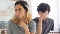 Πώς τα παιδικά τραύματα «σαμποτάρουν» αθόρυβα τις ενήλικες σχέσεις σου - Η μικρή συνήθεια που μπορεί να σε σώσει