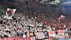 Το «ερυθρόλευκο» κορεό πριν τη σέντρα και η καυτή ατμόσφαιρα στις εξέδρες