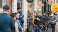 Σπίτια στο Άμστερνταμ πωλούνται σχεδόν -12% λόγω... TikTok: Για όλα φταίει ένα μαγαζί με πατάτες
