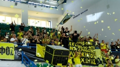 Νέο σόου των φίλων του Άρη στην Κύπρο - Η εντυπωσιακή ατμόσφαιρα με τα χαρτάκια