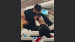Άγριο ξύλο σε αεροπλάνο: Δύο άνδρες πιάστηκαν στα χέρια εν πτήσει - Βίντεο