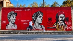 Μάρκος Μπότσαρης - Shqiptar: Τοιχογραφία στην Αλβανία παρουσιάζει ελληνικά πρόσωπα ως «Ιστορία του Έθνους»