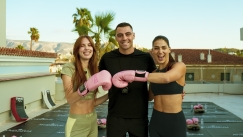 POWER IN HER: Το Kickboxing συνάντησε τη γυναικεία ενδυνάμωση με φόντο την Ακρόπολη