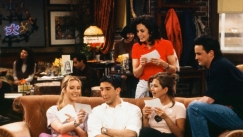 32 χρόνια Φιλαράκια: 7 fun facts που ίσως να μην θυμάσαι - Από τον Μπρους Γουίλις και το στοίχημα μέχρι την Τζούλια Ρόμπερτς και την εργασία Κβαντικής Φυσικής