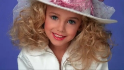 JonBenét Ramsey: Νέα θεωρία για τη δολοφονία του 6χρονου κοριτσιού που συγκλόνισε τις ΗΠΑ πριν από σχεδόν 30 χρόνια