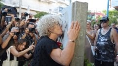 13 χρόνια από τη δολοφονία του Παύλου Φύσσα: Η στιγμή που η Μάγδα Φύσσα φιλάει το μνημείο του γιου της (vid) 