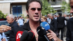 «Νιώθω κάποιες ενοχές»: Είπε ο Νίκος Οικονομόπουλος στο τελευταίο «αντίο» στον Γιώργου Μαζωνάκη 