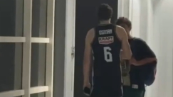 Τετ α τετ του Όσμαν με τον Σαρπ Άταμαν στα αποδυτήρια του T-Center