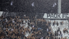 Καταρρακτώδης βροχή στην Τούμπα, επέστρεψαν στα αποδυτήρια ΠΑΟΚ και ΟΦΗ πριν τη σέντρα του δεύτερου ημιχρόνου