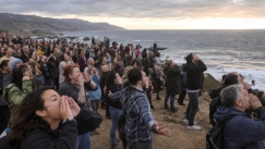 «Κραυγή στον Ειρηνικό»: Πάνω από 100 άνθρωποι συγκεντρώθηκαν στην παραλία για να ουρλιάξουν στον ωκεανό (vid)