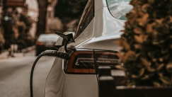 «Μάλλον το λογότυπο της Tesla δεν ήταν αρκετό»: Οδηγός στη Γερμανία έλαβε πρόστιμο 55€ ενώ στάθμευσε σε θέση για ηλεκτρικά οχήματα